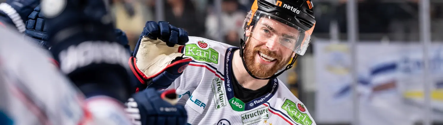 Marcel Noebels von den Eisbären Berlin beim Torjubel während des Spiels zwischen Red Bull München und den Eisbären Berlin am 4. Mai 2022.