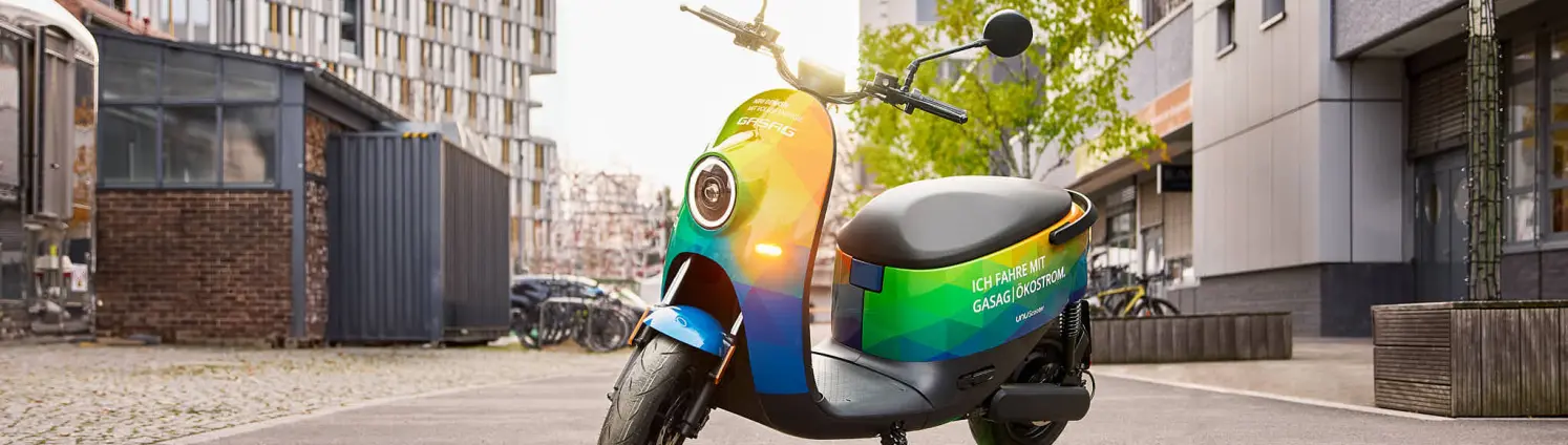 Ein E-Roller in den Farben der GASAG steht auf dem EUREF-Campus