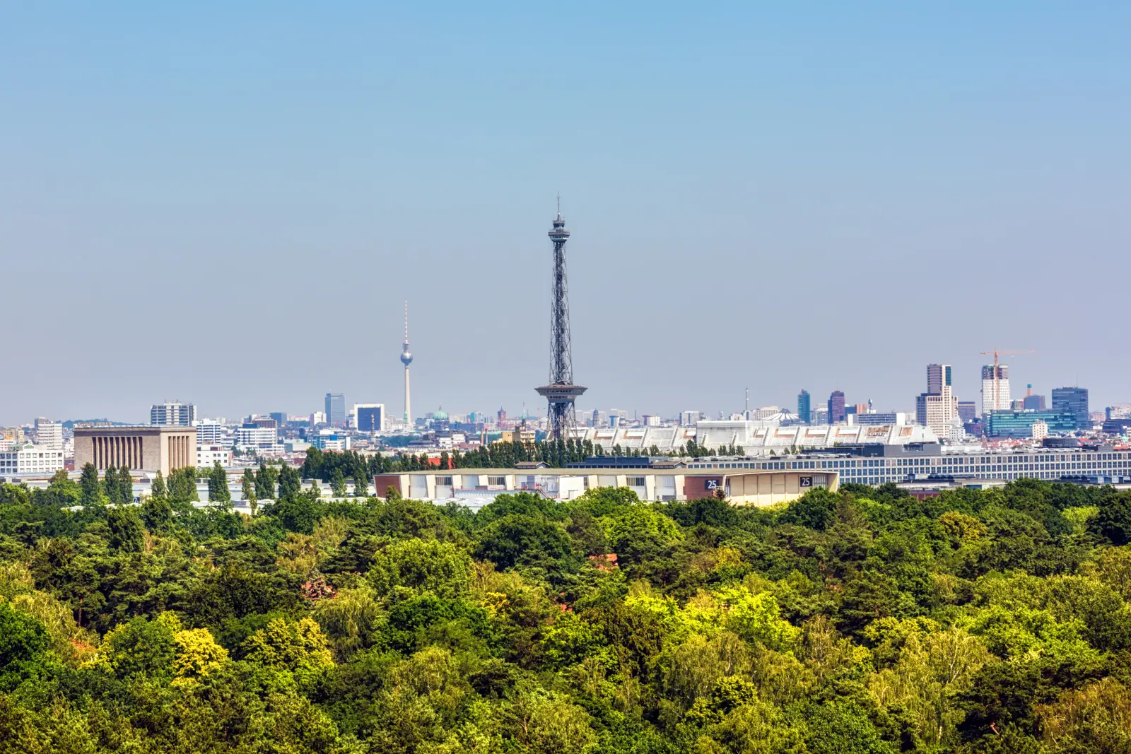 Berlins Skyline mit Funkturm und Fernsehturm in der Ferne