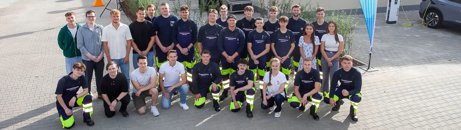 Gruppenfoto: Auszubildende der GASAG-Gruppe auf dem Parkplatz vor dem neuen Ausbildungszentrum in Berlin-Pankow.