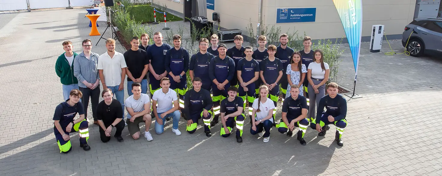 Gruppenfoto: Auszubildende der GASAG-Gruppe auf dem Parkplatz vor dem neuen Ausbildungszentrum in Berlin-Pankow.
