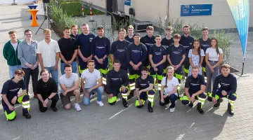 Gruppenfoto: Auszubildende der GASAG-Gruppe auf dem Parkplatz vor dem neuen Ausbildungszentrum in Berlin-Pankow.