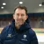 Porträtfoto: Sven Felski, Vorstandsvorsitzender der Eisbären Juniors Berlin, lacht und trägt eine dunkelblaue Daunenjacke mit Kapuze.