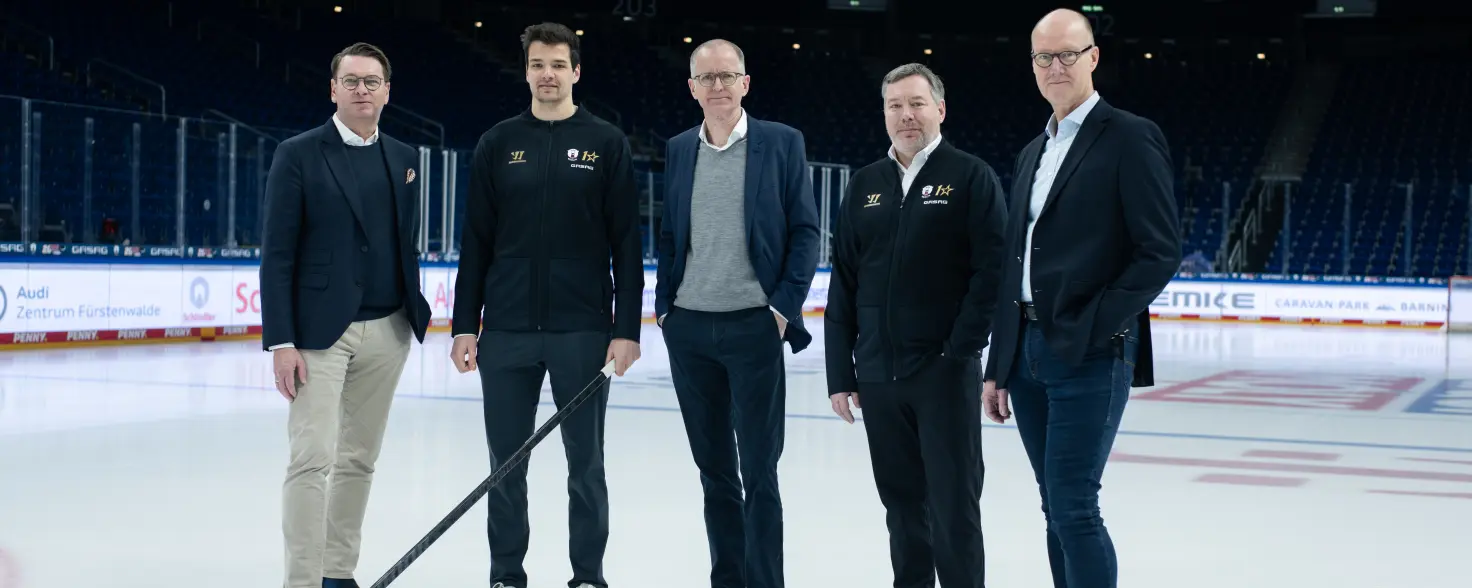 Eisbären Berlin und die GASAG-Gruppe. Gruppenfoto: Matthias Trunk, Kai Wissmann, Georg Friedrichs, Thomas Bothstede und Stefan Hadré auf dem Eis.