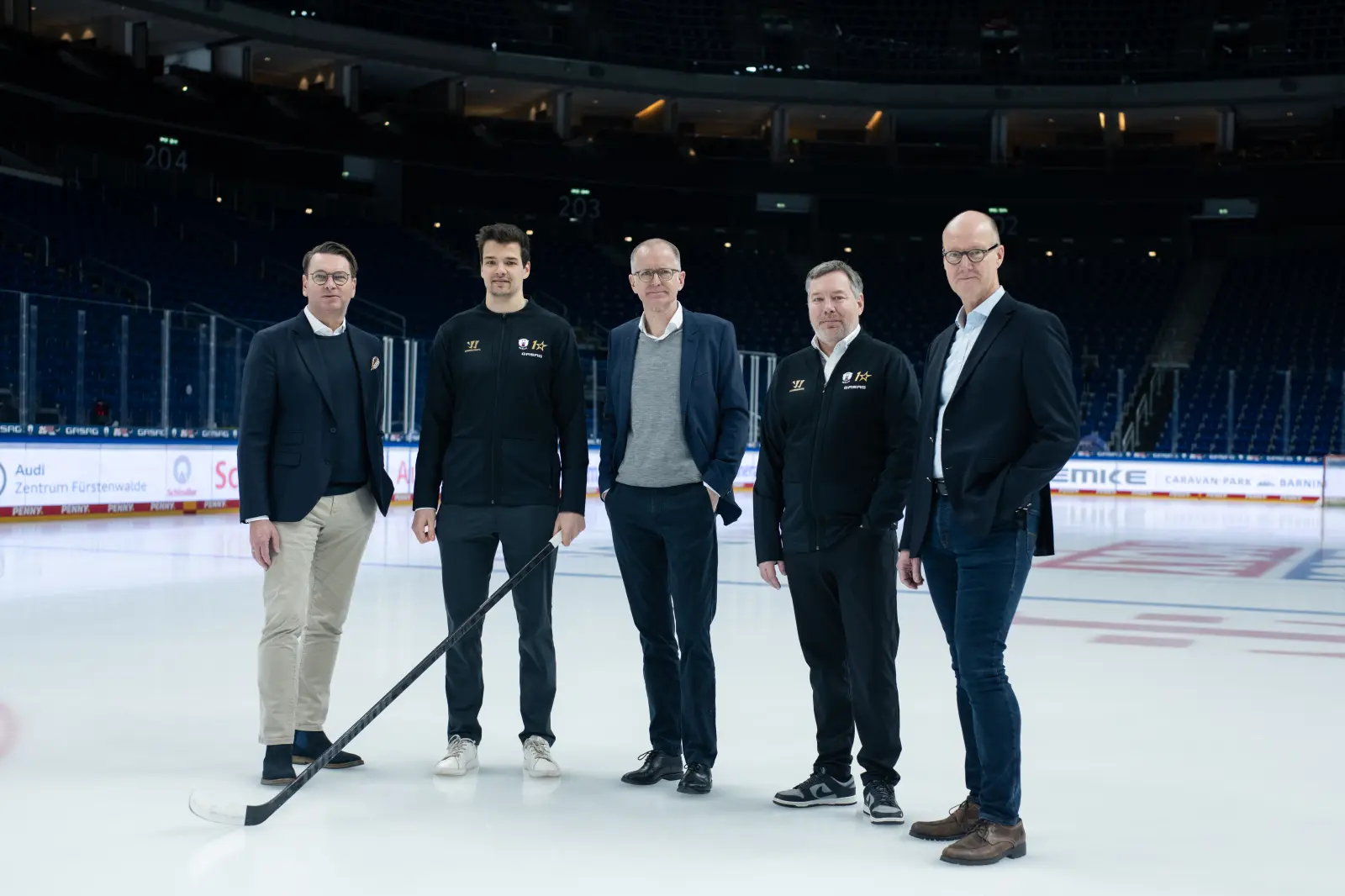 Eisbären Berlin und die GASAG-Gruppe. Gruppenfoto: Matthias Trunk, Kai Wissmann, Georg Friedrichs, Thomas Bothstede und Stefan Hadré auf dem Eis.