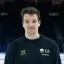Kai Wissmann, Kapitän der Eisbären Berlin, trägt eine dunkelblaue Trainingsjacke und hält einen Eishockeyschläger in der Linken.