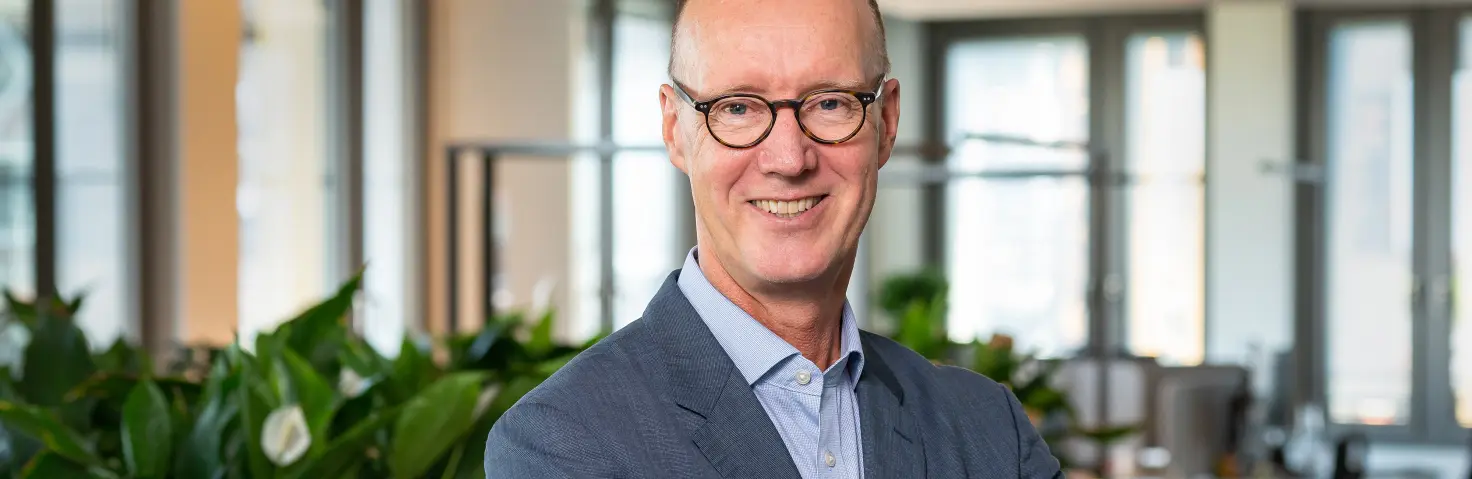 Schirmherr für Vielfalt: Stefan Hadré, Finanzvorstand der GASAG-Gruppe, trägt Brille und lächelt in die Kamera.